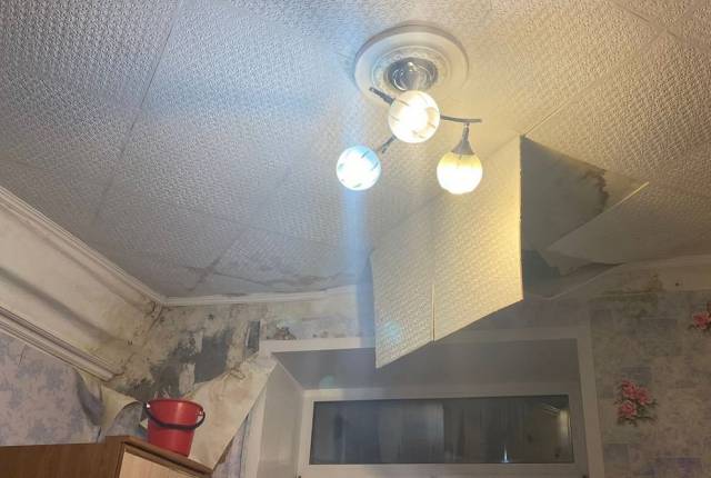 В Новосибирске аварийный дом с обвалившимся потолком будут расселять 11 лет