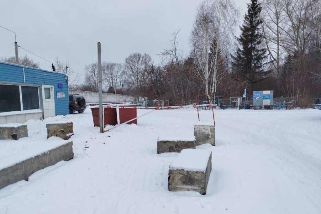Движение фур через кладбище заблокировали в Новосибирске