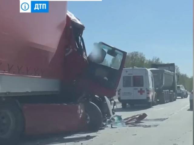 Два грузовика столкнулись на трассе под Новосибирском