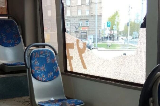 В Новосибирске 17-летняя девушка пострадала при столкновении автобуса с троллейбусом