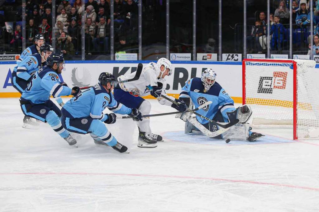 ХК «Сибирь» разгромил «Барыс» в первом матче после отставки Дэвида Немировски