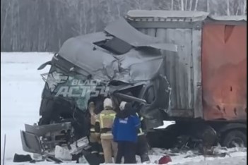 Под Новосибирском две фуры столкнулись лоб в лоб