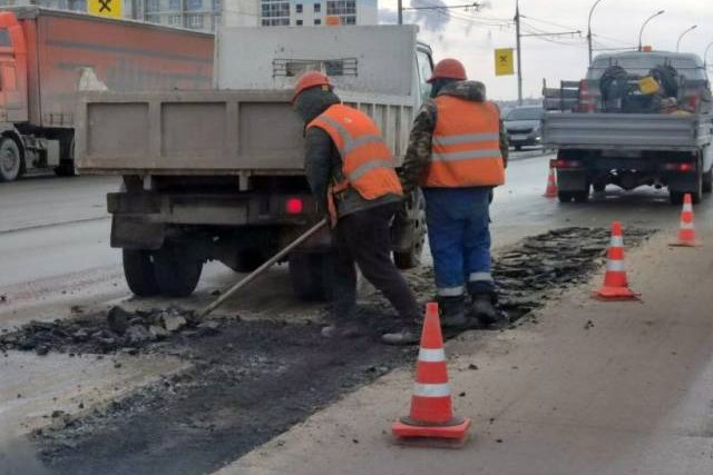 В Новосибирске выбоины на двух мостах решили заделать за день до 30-градусного мороза