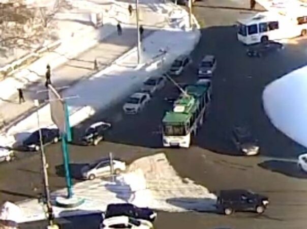 Троллейбусные провода под напряжением рухнули на автомобиль в центре Новосибирска