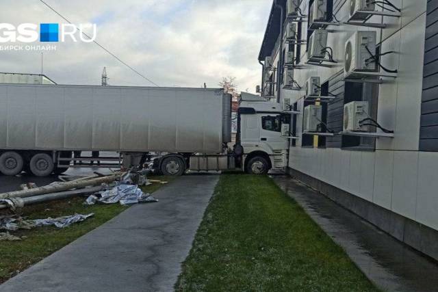 В Новосибирске грузовик врезался в дом на Сибиряков-Гвардейцев