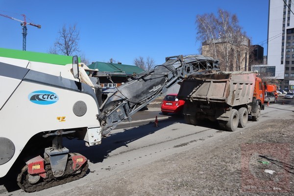 В Новосибирске подрядчика из «черного списка» обязали отремонтировать по гарантии дорогу на улице Красина