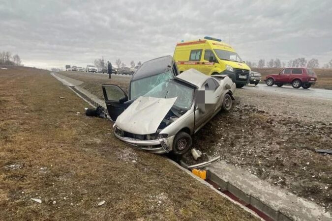 В Новосибирской области водитель «Toyota» погиб после столкновения с микроавтобусом