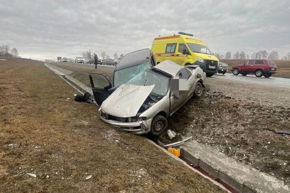 В Новосибирской области водитель «Toyota» погиб после столкновения с микроавтобусом