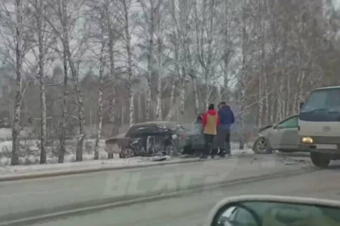 Под Новосибирском «ВАЗ» превратился в груду металла после столкновения с иномаркой
