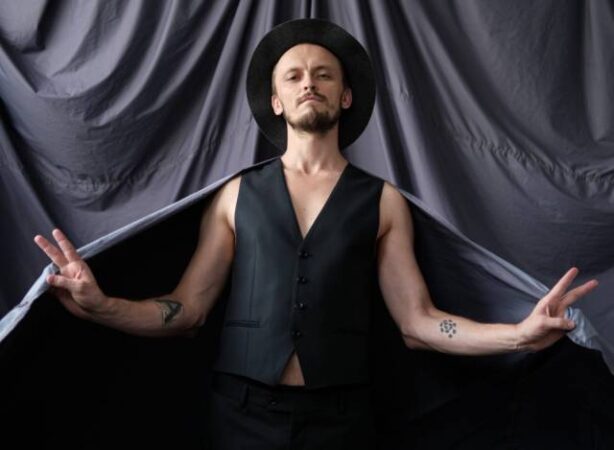 Актер из Новосибирска Анатолий Григорьев завоевал «Золотую маску» за роль в спектакле «Анна Каренина»