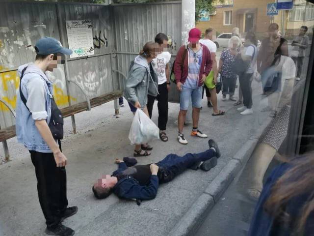 В Новосибирске дебошир из автобуса до потери сознания избил мужчину