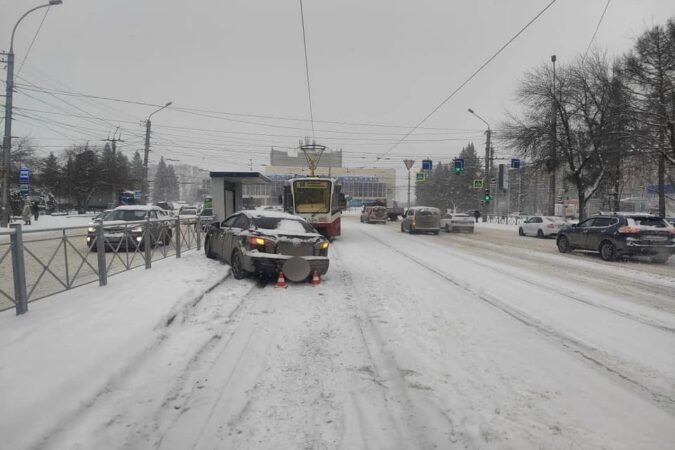 В Новосибирске водитель иномарки сбил маму с ребёнком на руках на остановке