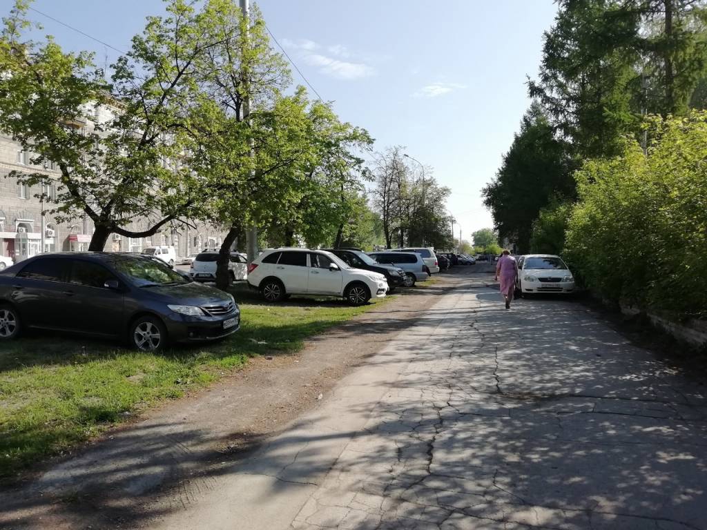 В Новосибирске горожане недовольны парковкой на газонах вдоль парка Дзержинского