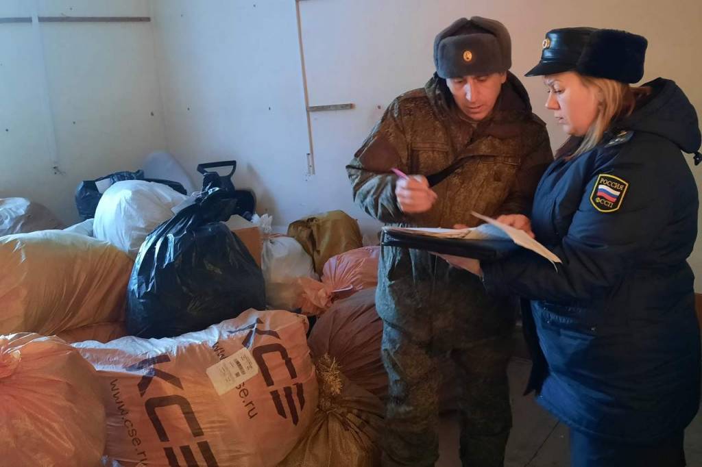 В Новосибирской области приставы передали конфискованные защитные костюмы в Минобороны