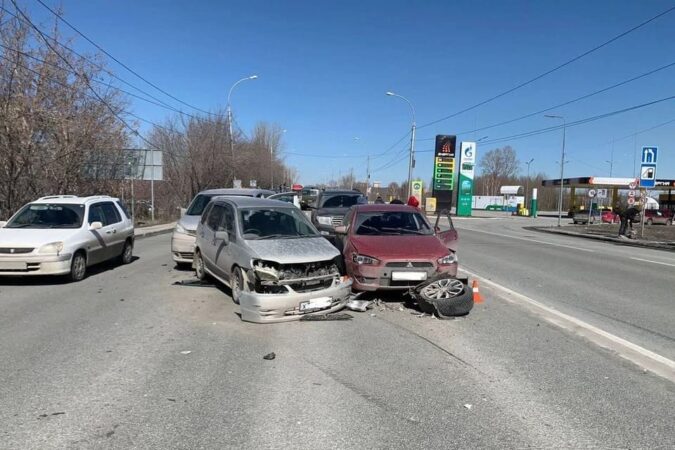 Трое новосибирцев пострадали в ДТП с пятью автомобилями