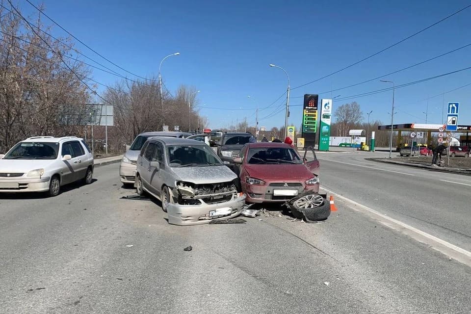 Трое новосибирцев пострадали в ДТП с пятью автомобилями