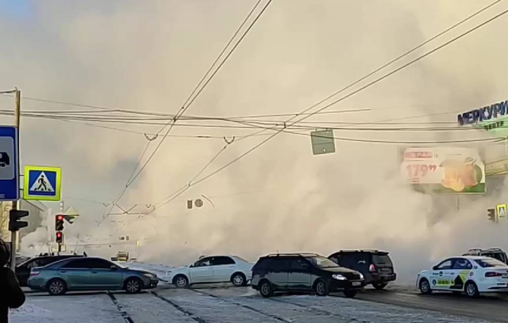 В Новосибирске из-за аварии на теплотрассе изменили схему движения трамваев и автобусов