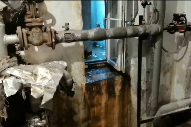 Подвал новосибирской трехэтажки продолжает топить кипятком