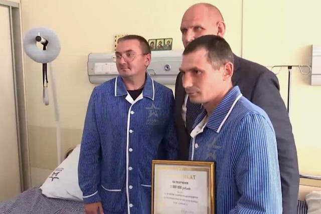 Новосибирский сенатор Карелин передал миллион рублей бойцу СВО за уничтожение танка Leopard