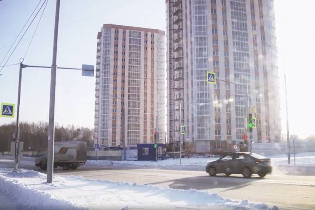 В Новосибирске застройщик сократил в 8 раз число парковок в ЖК и ему дали право вынести их на муниципальную землю