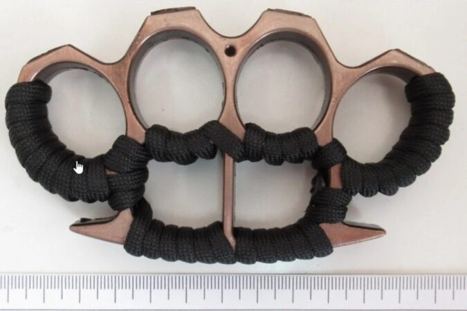 В аэропорту «Толмачёво» задержали туриста из Таиланда с тремя кастетами