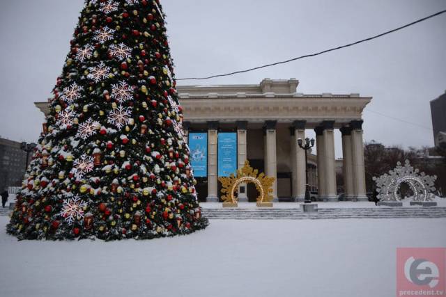В Новосибирске новогоднюю ёлку уберут с площади Ленина в феврале