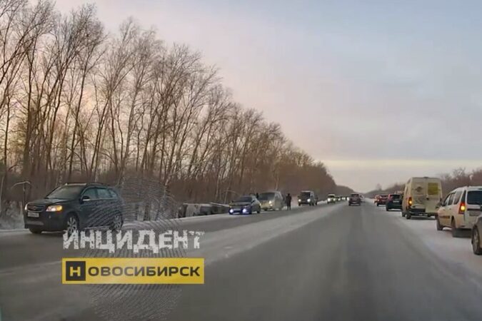 Пассажирский автобус перевернулся в ДТП под Новосибирском