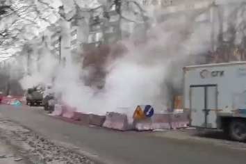 На Адриена Лежена в Новосибирске прорвало теплотрассу