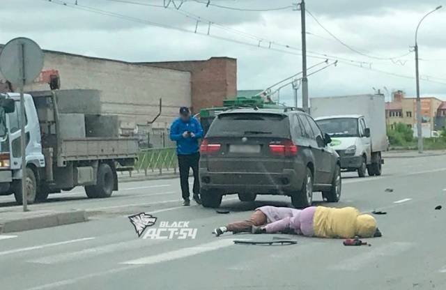 В Новосибирске кроссовер BMW X5 сбил двух женщин