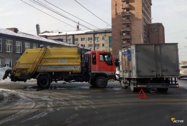 В Новосибирске на улице Крылова столкнулись мусоровоз и грузовик