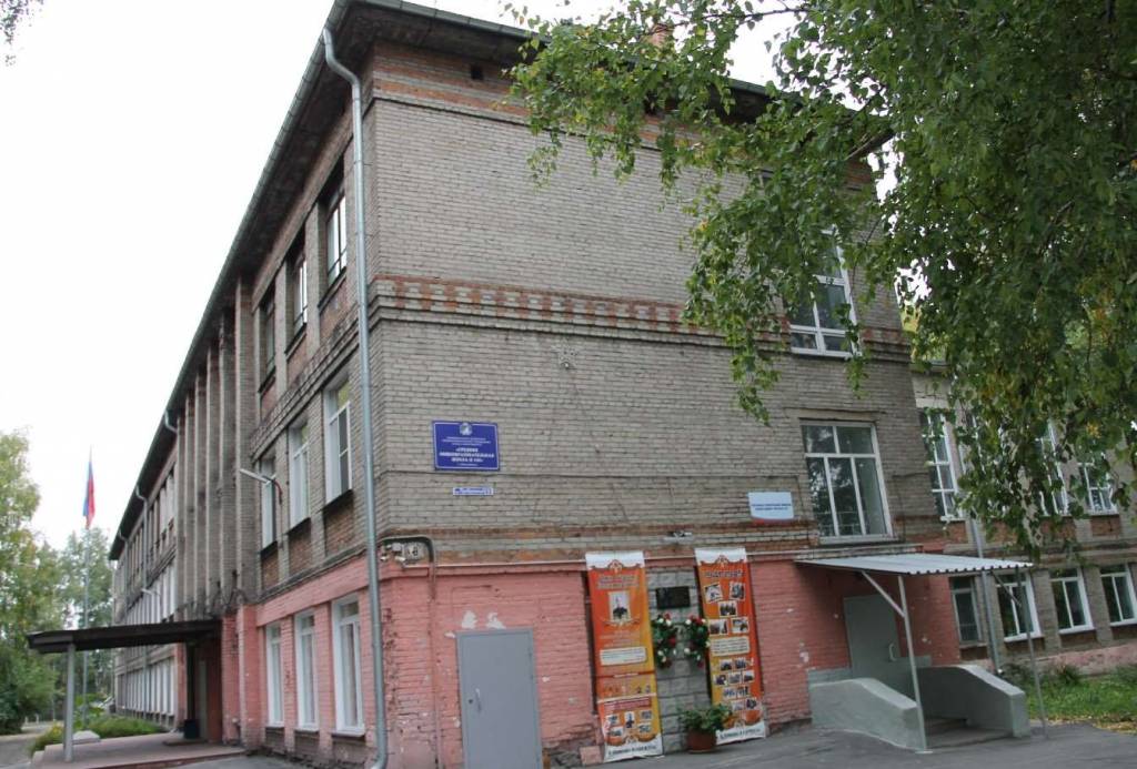 «Дети дышат сажей»: в Новосибирске школа отапливается углем и платит за аренду земли кочегарке