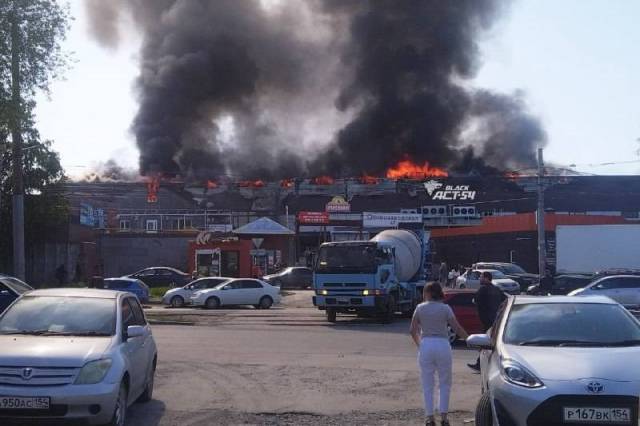 Крупный пожар произошел на складе в Кировском районе Новосибирска