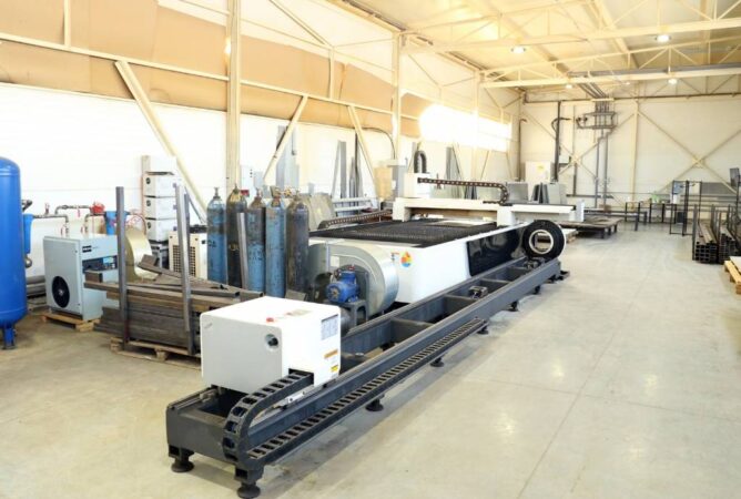 Новосибирские депутаты проконтролировали производство остановочных павильонов в регионе