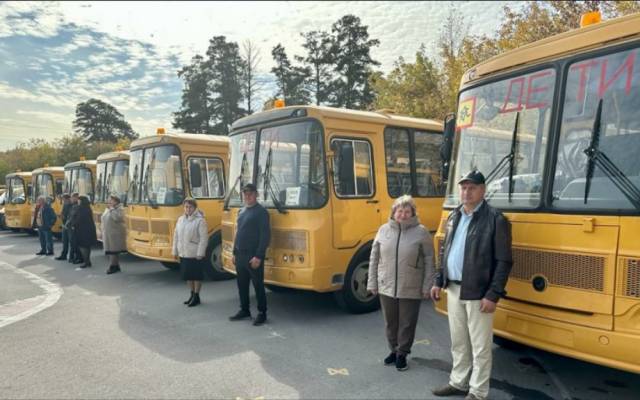 В школы Новосибирской области поставили 49 новых автобусов