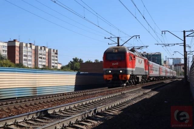 Грузовой поезд сбил женщину в Новосибирской области