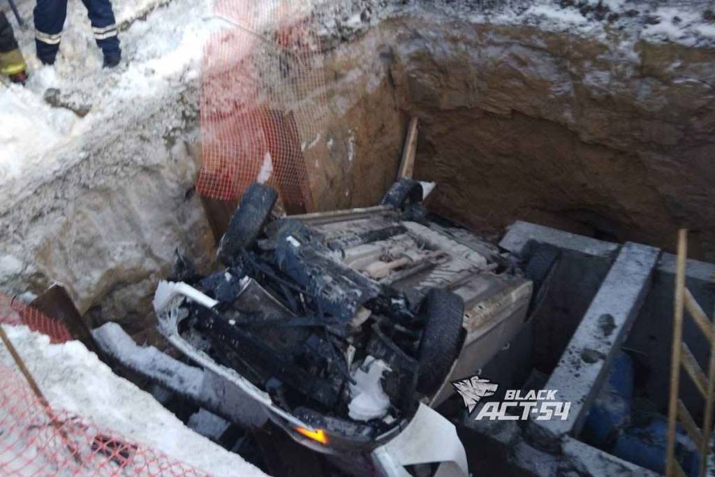 В Новосибирске два человека пострадали после падения автомобиля в яму
