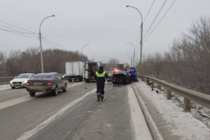 В Новосибирске 3 человека пострадали в ДТП на улице Сибиряков-Гвардейцев