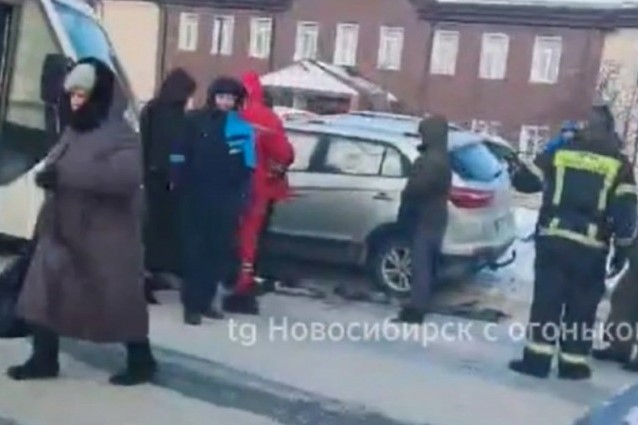 В Новосибирске маршрутка попала в ДТП на улице Троллейной