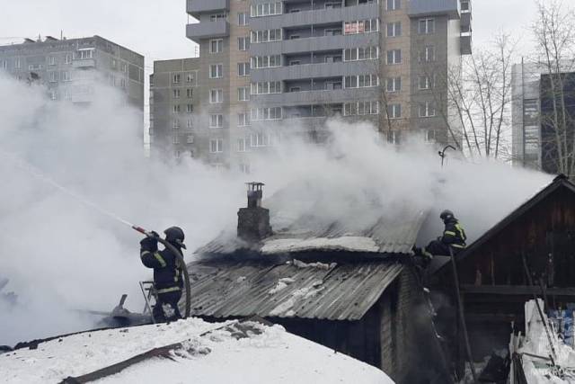 В Новосибирске загорелись два частных дома: появились подробности