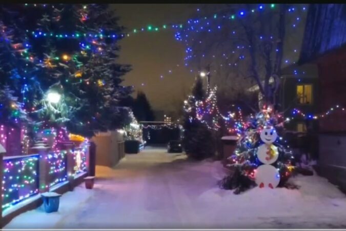 Новосибирцы в соцсетях делятся роликами украшенных к новому году домов