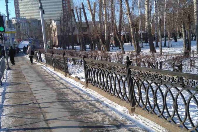 «Скоро совсем исчезнет»: жители Новосибирска пожаловались на пропажу частей забора в парке «Березовая роща»