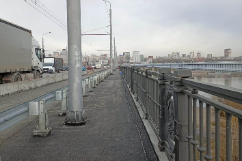 В Новосибирске заканчивают тротуары на Октябрьском мосту