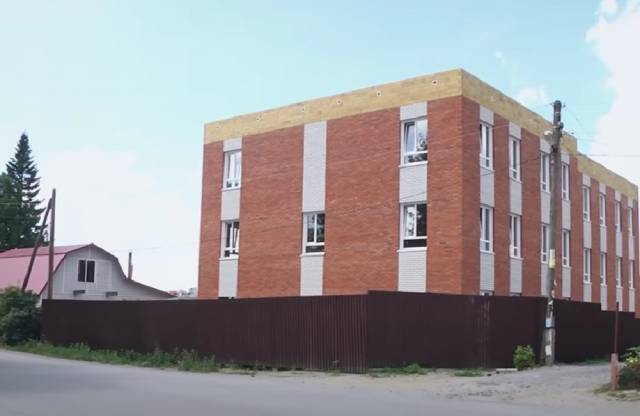 В Новосибирске продолжают строить гостиницу для мигрантов вопреки запрету мэрии