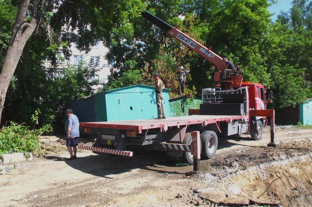 В Дзержинском районе Новосибирска сносят незаконно установленные гаражи