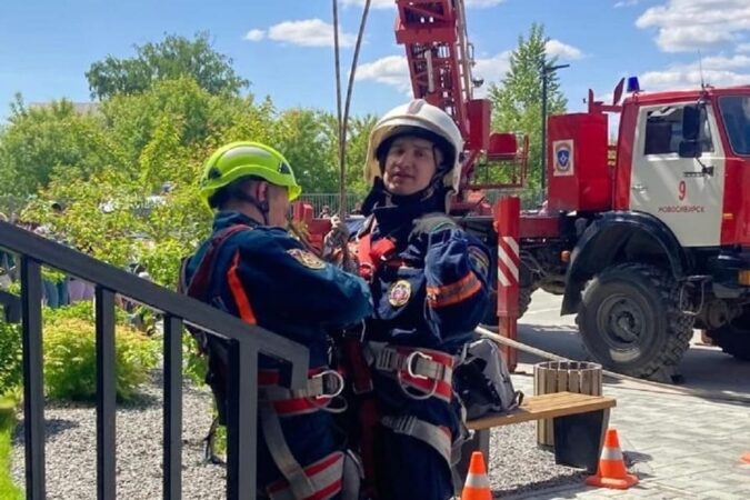Упали и не могли подняться: спасатели в Новосибирске помогли трём пенсионеркам