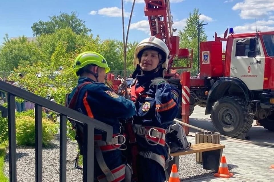 Упали и не могли подняться: спасатели в Новосибирске помогли трём пенсионеркам