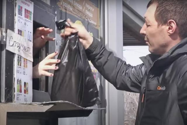 В Новосибирске расцвела нелегальная торговля алкоголем и сигаретами в киосках