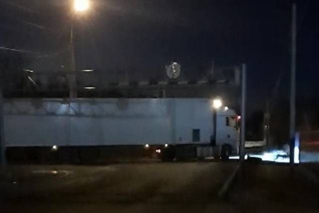 В Новосибирске фуры стали заезжать на улицу Малыгина через кладбище