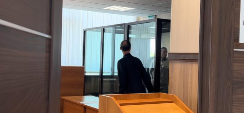 В Новосибирске суд арестовал на два месяца мужчину по обвинению в нападении на девочку в подъезде