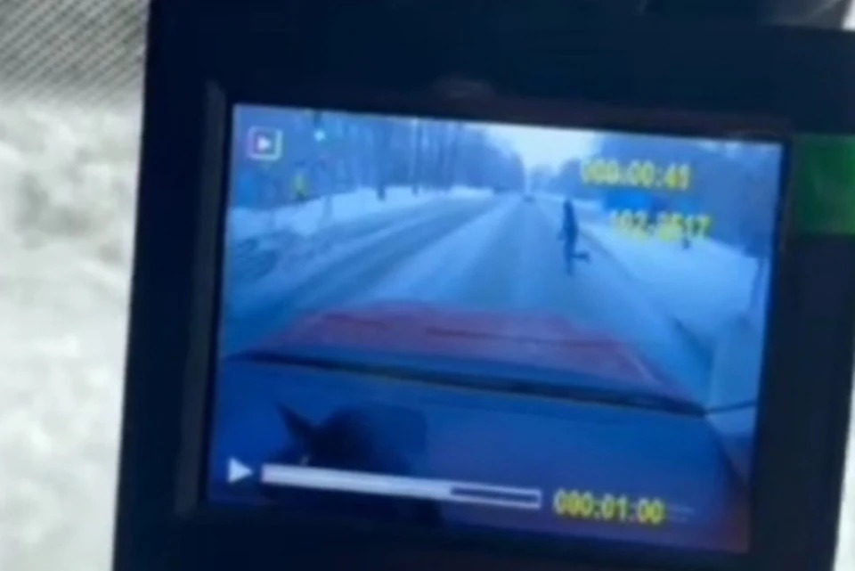 Покатился от удара: в Новосибирске 13-летний мальчик выбежал под колёса внедорожника